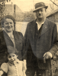 Imagebar/Max and Julie Devries with Edith.jpg